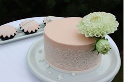 Picture of Small cake with flower