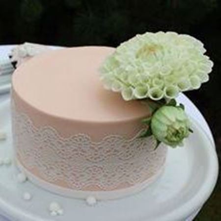 Picture of Small cake with flower