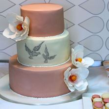 Obrázek Bílo-růžový dort s holubičkami