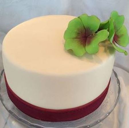 Picture of Ivory white cake with quatrefoil
