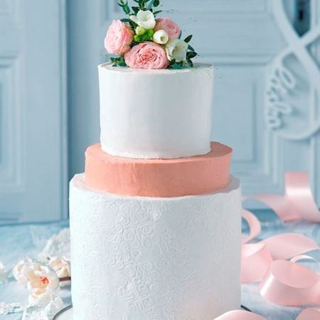 Obrázek z Bílý svatební raw dort s oranžovým patrem 