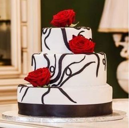 Picture of Wedding cake with live roses